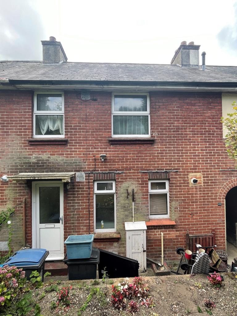 Lot: 43 - MID-TERRACE HOUSE FOR IMPROVEMENT -